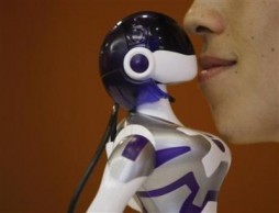 kissed-robot1